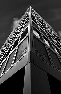 bajo, edificio de fotografía de ángulo, edificio de concreto gris, edificio, arquitectura, torre, rascacielos, ventana, estructura construida, exterior del edificio, vista de ángulo bajo, cielo, moderno, ciudad, edificio de oficinas exterior, altura maxima, oficina, nube - cielo, nadie, naturaleza, al aire libre, día, material de vidrio, 5K, CC0, dominio público, libre de derechos
