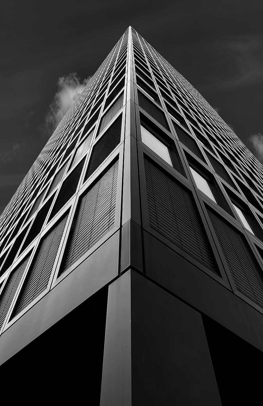 bajo, edificio de fotografía de ángulo, edificio de concreto gris, edificio, arquitectura, torre, rascacielos, ventana, estructura construida, exterior del edificio, vista de ángulo bajo, cielo, moderno, ciudad, edificio de oficinas exterior, altura maxima, oficina, nube - cielo, nadie, naturaleza, al aire libre, día, material de vidrio, 5K