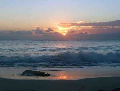seawave, daurat, hores, oceà, onades, posta de sol, platja, mar, aigua, marees, sorrenca, costaner, terres, crepuscle, cel, brilla, brillant, taronja, llum solar, sortida del sol, vespre, alba, matins, vetllades, paisatges, paisatges marins, blau, gris, roques, reflexions, llums, sol, estrella, ennuvolat, dia, esquitxades, vora del mar, naturalesa, escenics, bellesa a la natura, escenics - natura, tranquil·litat, terra, núvol - cel, escena tranquil·la, color taronja, cap gent, idíl·lic, horitzó, horitzó sobre l’aigua, moviment, a l'aire lliure, 2K, CC0, domini públic, lliure de regalies