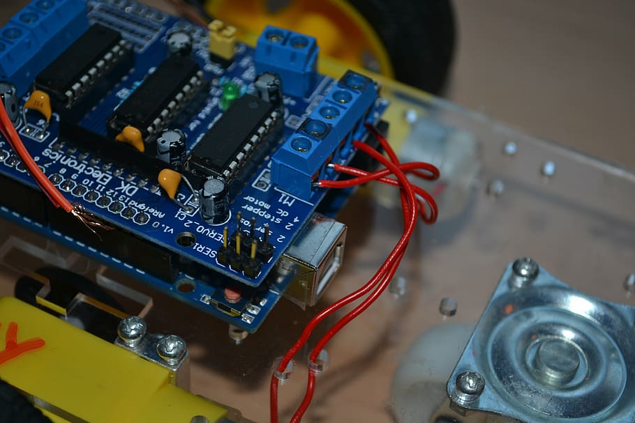 foto de primer pla, blau, negre, targeta de circuits, arduino, placa, electrònica, motor, cable, tecnologia, xip d’ordinador, indústria electrònica, cable d’ordinador, ordinador, equips informàtics, cap gent, a l'interior, connexió, comunicació, primer pla, vista d’angle alt, Internet, taula, equipament, electricitat, equipament elèctric, tecnologia sense fils, xarxa d’ordinadors, complexitat, CPU, Font d'alimentació, servidor de xarxa, 4K