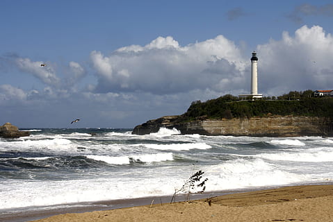 faro, onde del mare, mare, onde, spiaggia, acqua, onda, giorno, cielo, terra, guida, Torre, esterno dell'edificio, nuvola - cielo, struttura costruita, architettura, natura, movimento, costruzione, sport acquatico, destinazioni di viaggio, sicurezza, nessuno, all'aperto, 2K, CC0, dominio pubblico, privo di copyright