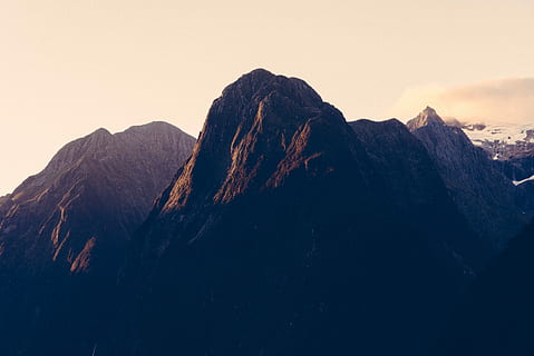 fotografie, alb, nori, nori albi, Munte, natură, varf de munte, scenics, peisaj, de munte, zăpadă, cer, în aer liber, alpine europene, iarnă, frumusețe în natură, doar o femeie, doar femei, apus de soare, doar adulți, o persoana, lovitură de cap, scenice - natura, o scenă liniștită, liniște, cer senin, scenă non-urbană, idilic, mediu inconjurator, la distanta, stâncă, nici o persoana, maiestuos, spațiu copie, formare, 5K, CC0, domeniu public, fără drepturi de autor