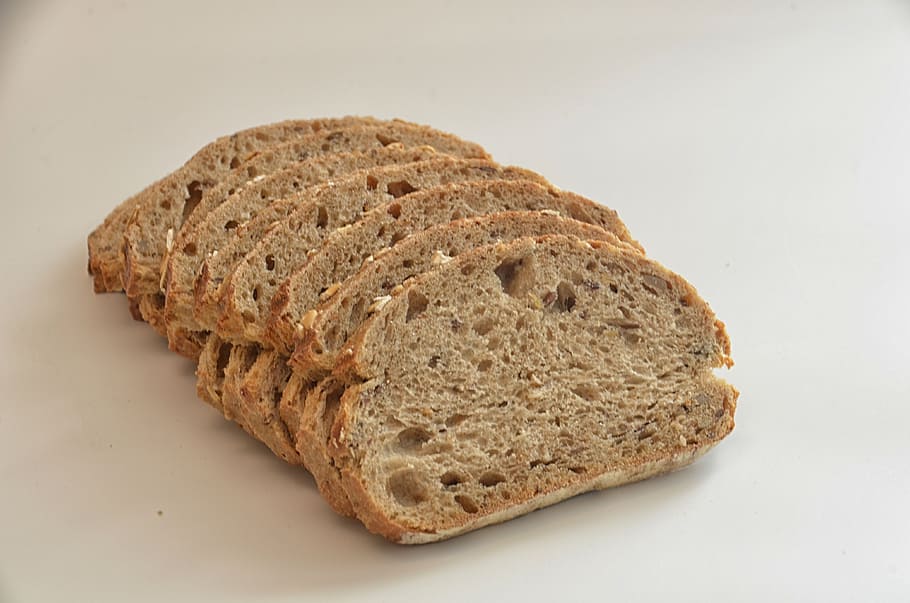 pa, menjar, berenar, tall, civada, blanc, menjar i beguda, frescor, benestar, alimentació saludable, marró, tallar, sol objecte, al forn, a l'interior, tir de l'estudi, llesca de pa, primer pla, cap gent, llest per menjar, pa marró, fons blanc, integral, fibra dietètica, esmorzar, fer dieta, hidrats de carboni - tipus d'aliments, 4K