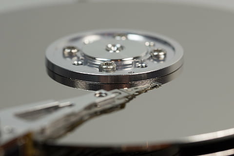 hårddisk, hdd, hårdvara, dator, disk, makro, datalagring, teknologi, läsa huvuden, inre arbeten, komponent, chip, magnetiska huvuden, sata, styrelse, digital, databehandling, moderkort, skrivhuvuden, magnetisk datalagring, data, Skära ut, nål, edp, detalj, minneskrets, närbild, inomhus, studio skott, inget folk, enda objekt, metall, förbindelse, selektiv fokusering, dator del, noggrannhet, datorutrustning, konstkultur och underhållning, elektronikindustrin, svart färg, industri, silverfärgad, 4K, CC0, offentligt domän, royaltyfria