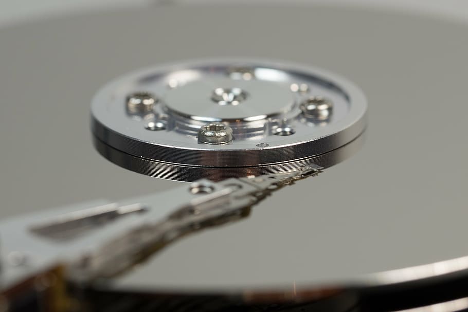 disc dur, hdd, maquinari, ordinador, disc, macro, botiga de dades, tecnologia, llegir caps, funcionament interior, component, xip, caps magnètics, sata, pissarra, digital, processament de dades, placa base, caps d’impressió, emmagatzematge de dades magnètiques, dades, tallar, llapis, edp, detall, xip de memòria, primer pla, a l'interior, tir de l'estudi, cap gent, sol objecte, metall, connexió, enfocament selectiu, part de l’ordinador, precisió, equips informàtics, cultura i entreteniment artístic, indústria electrònica, color negre, indústria, color plata, 4K