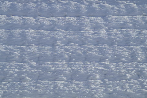 schneebedeckt, Schnee, Struktur, Winter, winterlich, eisig, Weiß, Winterstimmung, Winterschlag, Textur, Hintergrund, Bereich, sonne beschienen, Dach, Schneedach, Natur, kalte Temperatur, Hintergründe, draußen, Blau, Wetter, Jahreszeit, Muster, texturiert, Frost, Tag, gefroren, keine Leute, Vollbild, abstrakt, weiße Farbe, Feld, Abdeckung, Land, Schönheit in der Natur, Ruhe, Szenen - Natur, Schispur, High Angle View, ruhige Szene, Pulverschnee, 5K, CC0, gemeinfrei, lizenzfrei