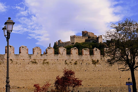 castillo, pared, nube, cielo, poste de luz, nubes, dulce, Italia, paredes, fortificación, fuerte, arquitectura, historia, lugar famoso, estructura construida, el pasado, exterior del edificio, nube - cielo, árbol, naturaleza, edificio, antiguo, vista de ángulo bajo, planta, destinos de viaje, nadie, día, al aire libre, arruinado, Pared de piedra, civilización antigua, 4K, CC0, dominio público, libre de derechos