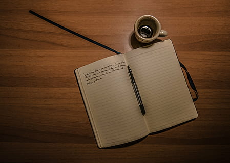 bevanda, vuoto, caffè, composizione, tazza, scrivania, diario, documento, bere, formazione scolastica, informazione, taccuino, ufficio, pagina, carta, penna, lettura, tavolo, legna, tavolo di legno, scrittura, legno - materiale, in casa, nessuno, direttamente sopra, due oggetti, natura morta, libro, vista dall'alto, pubblicazione, strumento di scrittura, Aperto, avvicinamento, mobilia, Marrone, penna stilografica, venatura del legno, 4K