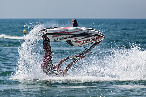 Mann, Reiten, Weiß, rot, persönlich, Wasserfahrzeug, persönliches Wasserfahrzeug, Meer, Welle, Sport, Geschwindigkeit, Wasser, Aktion, Surfen, Wassersport, plantschen, Extremsportarten, Bewegung, Spaß, Sport und Fitness, Urlaube, Blau, Sommer-, sprühen, draußen, ausüben, Natur, Freizeitbeschäftigung, Menschen, Horizont über Wasser, Horizont, Lebensstile, Schönheit in der Natur, Himmel, Abenteuer, Männer, 4K, CC0, gemeinfrei, lizenzfrei