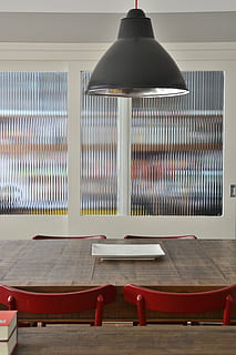 pendiente, cena, mesa, adentro, asiento, nadie, silla, material de madera, ausencia, modelo, equipo de iluminación, vacío, naturaleza muerta, arreglo, pared - característica de la construcción, colgante de luz, rojo, día, lámpara eléctrica, en una fila, mueble, utensilio de cocina, 5K, CC0, dominio público, libre de derechos