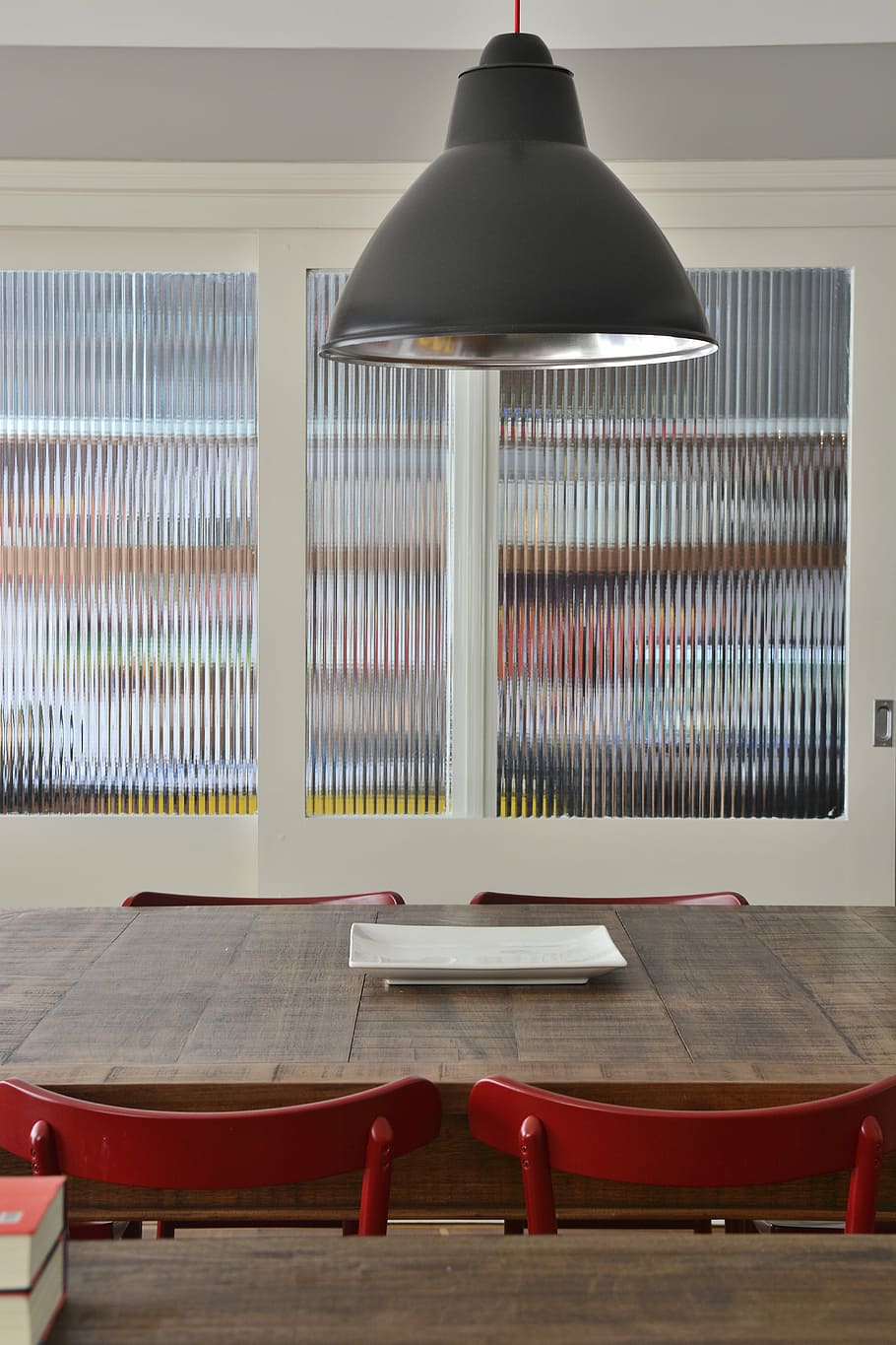 verserende, aftensmad, bord, indendørs, sæde, ingen mennesker, stol, træ - materiale, fravær, mønster, belysningsudstyr, tom, stilleben, arrangement, murbygningsfunktion, vedhæng lys, rød, dag, elektrisk lampe, i en række, møbel, køkkenredskaber, 5K