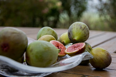 figner, frugt, bord, flad, sund kost, mad og drikke, mad, ingen mennesker, velvære, friskhed, fig, stilleben, dag, træ - materiale, fokus på forgrunden, tæt på, grøn farve, plade, stor gruppe af objekter, selektiv fokusering, overflod, moden, 1080P, CC0, offentligt domæne, royaltyfrie