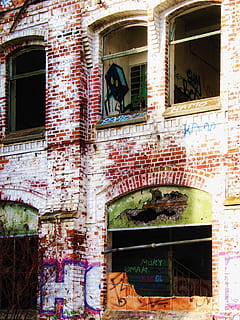 fàbrica, edifici, vell, caduc, hauswand, finestra, ruïna, sortir, llocs perduts, edifici industrial, Leipzig, plagwitz, pintura mural, estructura construïda, arquitectura, exterior de l'edifici, paret de maó, cap gent, dia, maó, arc, paret, a l'aire lliure, funció de construcció de parets, planta, abandonat, porta, barri residencial, entrada, graffiti, 2K, CC0, domini públic, lliure de regalies