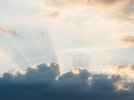 himmel, skyer, solstråler, solskin, sky - himmel, skønhed i naturen, ro, scenics - natur, sollys, cloudscape, idyllisk, rolig scene, ingen mennesker, solstråle, natur, baggrunde, udendørs, dag, lav vinkel visning, dramatisk himmel, fluffy, lyse, abstrakt, blødhed, meteorologi, Stærkt oplyst, 4K, CC0, offentligt domæne, royaltyfrie