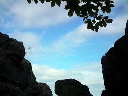 cielo, rock, piedra, paisaje, naturaleza, azul, montañas, nubes, un pedazo de cielo, nube - cielo, belleza en la naturaleza, roca - objeto, tranquilidad, sólido, vista de ángulo bajo, paisajes - naturaleza, escena tranquila, formacion de roca, día, nadie, al aire libre, árbol, planta, escena no urbana, idílico, formación, pico de la montaña, 2K, CC0, dominio público, libre de derechos