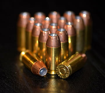 poc profund, foto del focus, munició d’or, bales, munició, municions, llautó, cartutxos, calibre, rondes, acp, hornady, defensa domiciliària, càrrega, recarregar, jaquetes, punts buits, 45 ac, 45, petxines, casquets de carcassa, CHL, dirigir, disparar, tiroteig, armes de foc, armes, pistola, semiautomàtic, color daurat, primer pla, bala, cartutx, arma, rifle, 9 mm, coure, exèrcit, militar, escopeta, guerra, ampolla, alcohol, menjar i beguda, cap gent, a l'interior, contenidor, refresc, beure, vi, menjar, tir de l'estudi, grup d'objectes, ampolla de vi, natura morta, en fila, enfocament selectiu, salut i medicina, petit grup d'objectes, 4K, CC0, domini públic, lliure de regalies