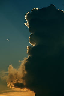 thundercloud, lumina din spate, amenințător, sumbru, întuneric, nori, ciudat, dispozitie, cer, natură, furtună, razele, avioane, dramatic cer, dramatic, nori întunecați, forme de nori, Abendstimmung, formate de nori, gewitter stimmung, Contrail, albastru, apus de soare, în aer liber, nor - cer, vedere unghiulară joasă, nici o persoana, frumusețe în natură, siluetă, zi, lumina soarelui, scenice - natura, amurg, mediu inconjurator, liniște, semn, maiestuos, cu iluminare din spate, o scenă liniștită, 5K, CC0, domeniu public, fără drepturi de autor