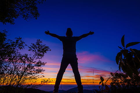 punts, veure, vista, muntanya, inthanon, silueta, posta de sol, nit, vespre, una persona, gent, cel, braç humà, braços estesos, activitat d'oci, membre, de peu, naturalesa, bellesa a la natura, arbre, planta, estils de vida, vista del darrere, persones reals, blau, braços aixecats, escenics - natura, llibertat, a l'aire lliure, extremitat humana, 4K, CC0, domini públic, lliure de regalies