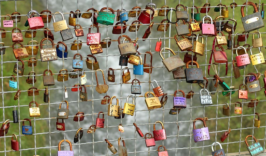 Vorhängeschlösser, Metallgitter, Brücke, Überlauf, Symbol, ein Paar, Liebe, romantisch, gesamt, Gefühle, Emotionen, große gruppe von gegenständen, Fülle, keine Leute, hängend, mehrfarbig, Wahl, zu verkaufen, Variation, Kreativität, Vollbild, Anordnung, Sammlung, Darstellung, Tag, in einer Reihe, Verkauf, Hintergründe, Text, Wiederholung, 4K