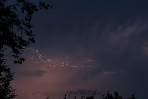 blitz, himmel, tordenvejr, storm, mørk, vejr, sky - himmel, lav vinkel visning, nat, skønhed i naturen, træ, natur, lyn, scenics - natur, silhuet, ingen mennesker, magt i naturen, plante, strøm, udendørs, ro, forked lightning, ildevarslende, 4K, CC0, offentligt domæne, royaltyfrie