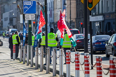 SIPTU, lavoratori, bus eireann, città, strada, protezione, gruppo di persone, cartello, architettura, sicurezza, persone reali, mezzi di trasporto, modo di trasporto, giorno, comunicazione, via della città, vita di città, persone, esterno dell'edificio, auto, abbigliamento riflettente, all'aperto, responsabilità, governo, 4K, CC0, dominio pubblico, privo di copyright