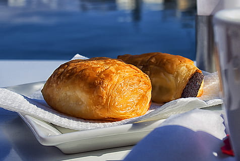 halvmåne, morgenmad, kaffe, brød, mad, restaurantbord, kaffepause, slap af, mad og drikke, friskhed, stilleben, bagt, croissant, ingen mennesker, klar til at spise, tæt på, bord, indendørs, bolle, papir, overbærenhed, fransk mad, fokus på forgrunden, blå, usund spisning, Brun, fristelse, muffin, snack, 2K, CC0, offentligt domæne, royaltyfrie