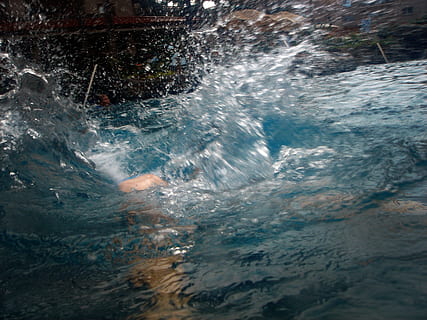 bussejar, busseig, aigua, bussejador, sota l'aigua, splash, nedar, esquitxades, aquàtics, activitat, esport, piscina, recreació, saltar, marc complet, fons, textura, cap gent, primer pla, moviment, mar, naturalesa, a l'aire lliure, onada, medi ambient, esport aquàtic, dia, bellesa a la natura, davant del mar, poder, poder a la natura, moviment borrós, aigua que flueix, trencament, 2K, CC0, domini públic, lliure de regalies