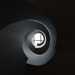 túnel en espiral, escalera, ventana, techo, arquitectura, interior, casa, edificio, diseño, moderno, apartamento, forma geometrica, adentro, circulo, nadie, estructura construida, forma, vista de ángulo bajo, escalones y escaleras, espiral, iluminado, copia espacio, equipo de iluminación, de cerca, barandilla, oscuro, pared - característica de la construcción, escalera de caracol, fondo negro, directamente debajo, claraboya, 1080P, CC0, dominio público, libre de derechos