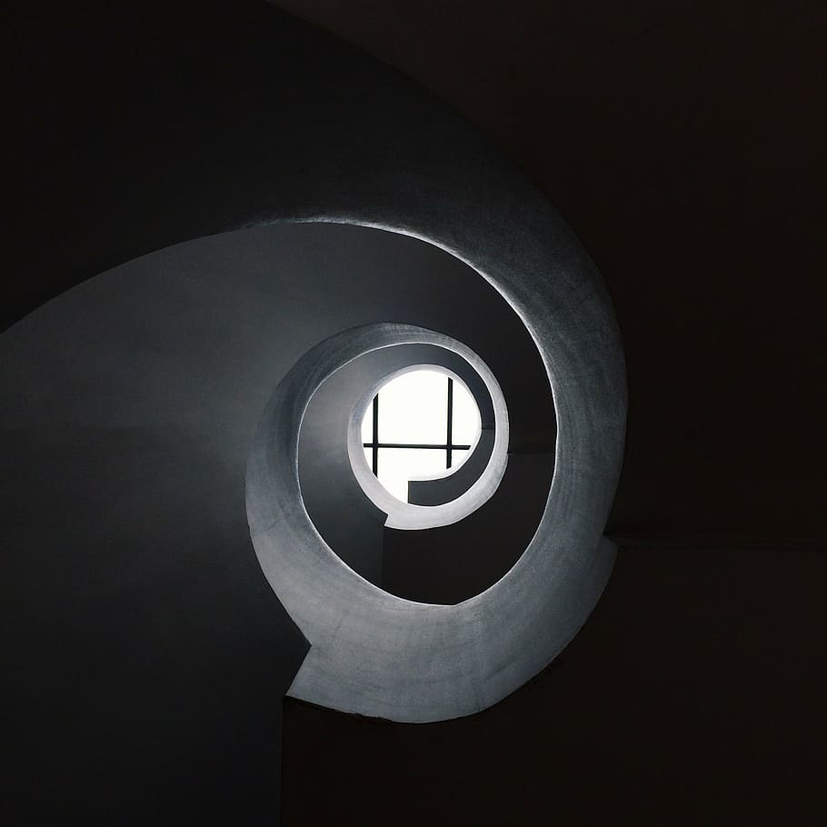 spirálový tunel, schodiště, okno, strop, architektura, interiér, Domov, budova, design, moderní, schody, byt, geometrický tvar, uvnitř, kruh, nikdo, stavba, tvar, nízký úhel pohledu, schodiště a schodiště, spirála, svítí, kopie prostor, osvětlovací zařízení, detail, zábradlí, temný, nástěnný prvek, točité schodiště, černé pozadí, přímo pod, střešní okno, 1080P