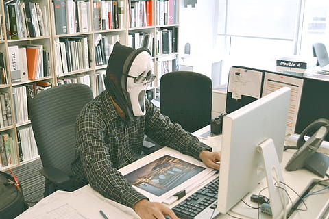 person, iført, spøgelsesmaske, ved brug af, computer desktop, computer, tastatur, undersøgelse, forretning, skole, arbejde, skrivebord, bord, bibliotek, kontor, uddannelse, mennesker, mand, teknologi, meddelelse, møbel, trådløs teknologi, forbindelse, en person, voksen, sidder, desktop pc, indendørs, computerudstyr, ung voksen, computerskærm, arbejder, hylde, bogreol, bruger computer, bruger bærbar computer, 4K, CC0, offentligt domæne, royaltyfrie