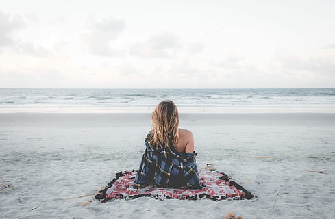 donna, seduta, coperta, collocato, litorale, stuoia, davanti, spiaggia, guardando fuori, indietro, oceano, mare, assolo, aspettare, sopportare, pazienza, wafe, rilassare, Alba, calma, vento, orizzonte, orizzonte sull'acqua, acqua, una persona, terra, cielo, bellezza nella natura, scenics - natura, persone reali, attività di svago, stili di vita, capelli, retrovisore, acconciatura, natura, capelli lunghi, all'aperto, 4K, CC0, dominio pubblico, privo di copyright