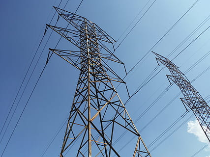 ciel, des nuages, industrie, métal, câble, actuel, danger, Distribution, électrique, électricité, énergie, haute, haute tension, industriel, ligne, tir faible angle, Puissance, les lignes électriques, puissant, station, acier, structure, la fourniture, grand, La technologie, la tour, transmission, volt, Tension, source de courant, production de carburant et d'électricité, pylône électrique, ligne électrique, lien, faible angle de vue, la nature, personne, grand - haut, journée, architecture, structure construite, en plein air, bleu, complexité, équipement électrique, grille électrique, composant électrique, 4K, CC0, domaine public, libre de droits