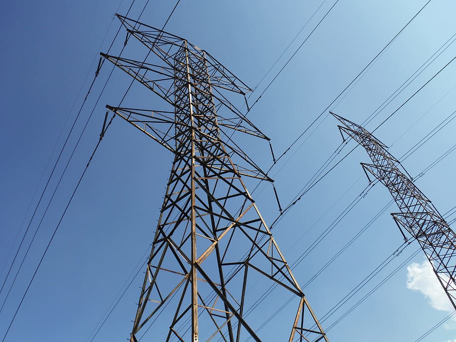 cel, núvols, indústria, metall, cable, corrent, perill, distribució, elèctric, electricitat, energia, alt, alt voltatge, industrial, línia, tir en angle baix, poder, línies elèctriques, potent, estació, acer, estructura, subministrament, tecnologia, torre, transmissió, volt, voltatge, Font d'alimentació, generació de combustible i energia, piló d’electricitat, línia elèctrica, connexió, vista d’angle baix, naturalesa, cap gent, alta - alta, dia, arquitectura, estructura construïda, a l'aire lliure, blau, complexitat, equipament elèctric, xarxa elèctrica, component elèctric, 4K