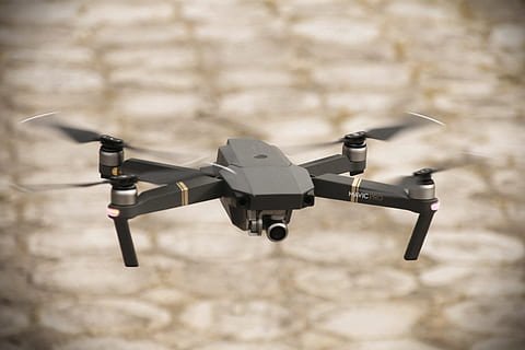 dji, mavic, pro, skraidantis, karinis, drone, oro transporto priemonė, nėra žmonių, technologijos, sutelkti dėmesį į naujas žinias, lėktuvas, transportavimas, transporto būdas, armija, vienas objektas, judėjimas, oro pajėgos, priežiūros, lauke, dieną, vidurio oro, architektūra, saugumą, 2K, CC0, Viešasis domenas, nemokamai