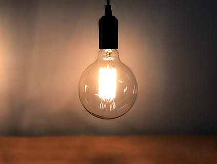leve, bulbo, iluminação, foco, eletricidade, vertente, iluminado, equipamento de iluminação, lâmpada, brilhando, fechar-se, focar em primeiro plano, ninguém, dentro de casa, vidro - material, único objeto, luz elétrica, filamento, luz - fenômeno natural, suspensão, Sombrio, tecnologia, geração de combustível e energia, recurso de construção de parede, lâmpada elétrica, 5K, CC0, domínio público, royalty free
