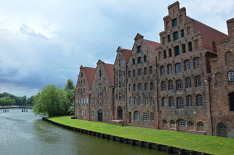 Lübeck, memòria, riu, aigua, exterior de l'edifici, arquitectura, estructura construïda, cel, núvol - cel, davant del mar, canal, naturalesa, edifici, cap gent, dia, finestra, arbre, planta, barri residencial, destinacions de viatge, a l'aire lliure, 5K, CC0, domini públic, lliure de regalies