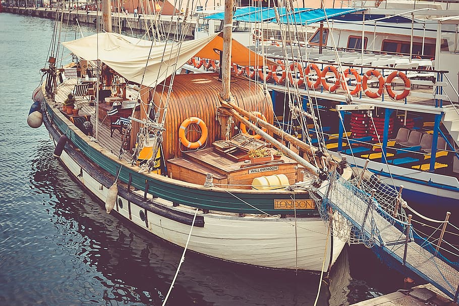Weiß, Segelboot, Boot, Ozean, Wasserfahrzeug, Hafen, Meer, Transport, Reise, Farbbild, High Angle View, festgemacht, keine Leute, Wasser, Transportmittel, Tag, Natur, die Architektur, draußen, Sonnenlicht, Seil, gebaute Struktur, Fischerboot, 1080P