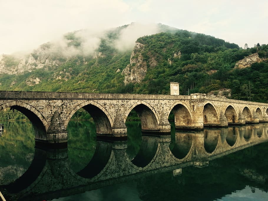 marró, concret, pont, hora del dia, gris, cos, aigua, muntanya, blanc, cel, durant el dia, maó, muntanya verda, núvol, arc, riu, arquitectura, pont - estructura feta per l'home, europa, lloc famós, història, a l'aire lliure, naturalesa, estructura construïda, paisatge, vell, cap gent, dia, connexió, planta, arbre, transport, núvol - cel, reflexió, bellesa a la natura, pont d’arc, 2K
