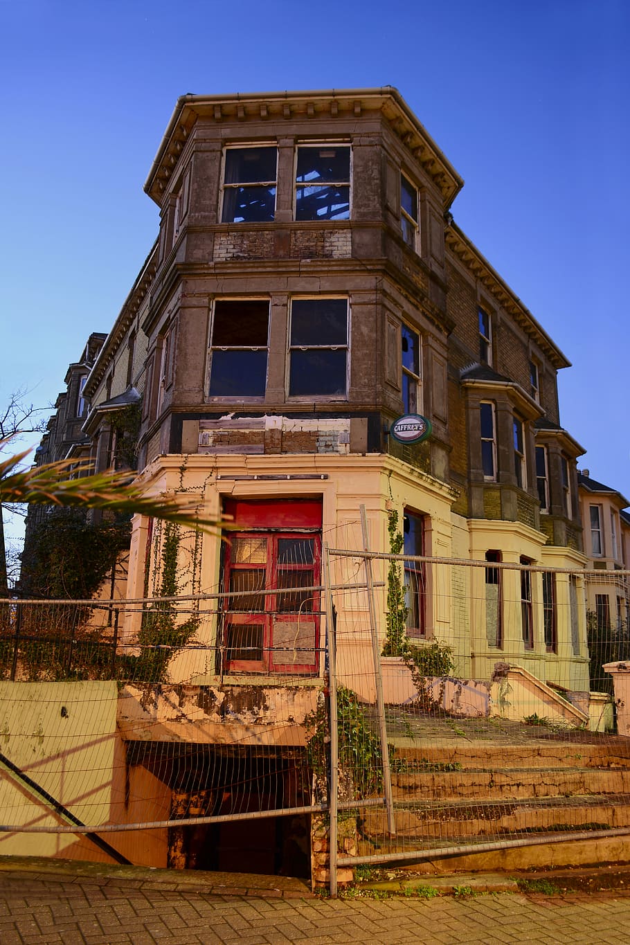 vechi, construirea, demolarea, arhitectură, clădire, demolare, casă, urban, uşă, Intrare, structura, gard, deteriorat, abandonat, constructie, teren, față, exterior, Cartier, pivniţă, gol, iconic, cultură, Engleză, britanic, Anglia, fereastră, exteriorul clădirii, construită, scenă urbană, faţadă, oraș, în aer liber, clădire rezidențială, albastru, cer, cer senin, natură, nici o persoana, vedere unghiulară joasă, zi, învechit, zonă rezidențială, balustradă, lumina soarelui, ruinat, 5K