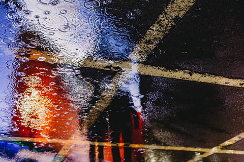 eau, noir, jaune, route, gouttes, rue, lumière, angle, la perspective, composition, humide, transport, pluie, personne, la nature, laissez tomber, journée, verre - matériel, fermer, Saison des pluies, en plein air, mode de transport, vue grand angle, plein cadre, arrière-plans, voiture, goutte de pluie, 5K, CC0, domaine public, libre de droits