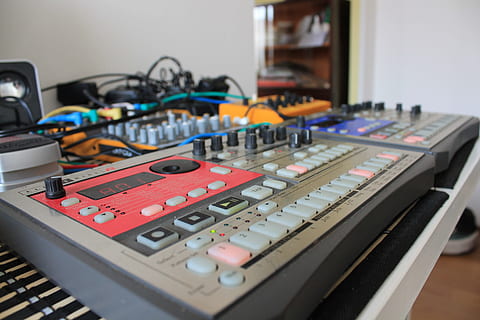 Musik, Sequenzer, Synthesizer, Musik-, Sequenzer, drinnen, Technologie, Fokus auf den Vordergrund, Variation, Tonmischer, Tontechnik, Steuerung, Kunst, Kultur und Unterhaltung, Studio, Tonaufzeichnungsgeräte, Aufnahmestudio, Ausrüstung, Musikinstrument, Schalttafel, Nahansicht, Musikausrüstung, Verstärker, Verbindung, Druckknopf, Kabel, elektrische Ausrüstung, Komplexität, Mischen, Tasteninstrument, 4K, CC0, gemeinfrei, lizenzfrei