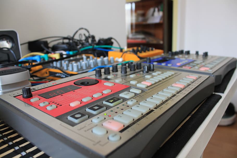 Musik, Sequenzer, Synthesizer, Musik-, Sequenzer, drinnen, Technologie, Fokus auf den Vordergrund, Variation, Tonmischer, Tontechnik, Steuerung, Kunst, Kultur und Unterhaltung, Studio, Tonaufzeichnungsgeräte, Aufnahmestudio, Ausrüstung, Musikinstrument, Schalttafel, Nahansicht, Musikausrüstung, Verstärker, Verbindung, Druckknopf, Kabel, elektrische Ausrüstung, Komplexität, Mischen, Tasteninstrument, 4K