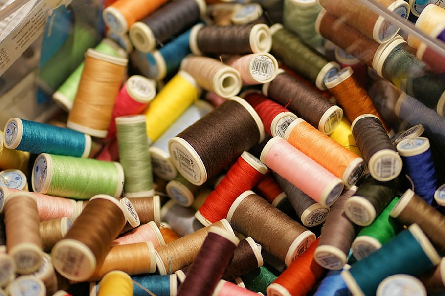 diversos fils de seda, fil, color, cosir, variació, bobina, fet a mà, forma, colorit, schneider, modista, sastreria, fibra, tèxtil, teixit, pica, multicolor, gran grup d'objectes, elecció, abundància, cap gent, article de costura, primer pla, indústria, art i artesania, cotó, a l'interior, marc complet, natura morta, fons, indústria tèxtil, 4K