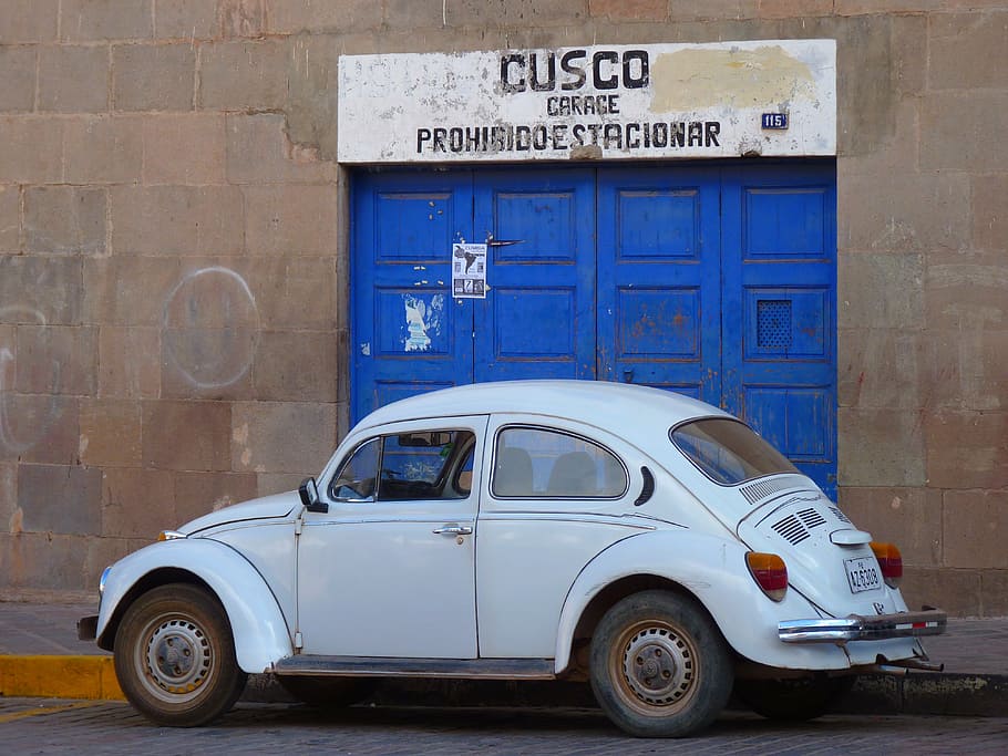 vw beetle, automàtic, vell, oldtimer, vehicle, cotxe, vehicle terrestre, transport, carrer, manera de transport, exterior de l'edifici, arquitectura, estructura construïda, automòbil, dia, blau, estil retro, cotxe d'època, edifici, text, cap gent, ciutat, comunicació, estacionari, garatge, 4K