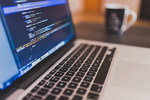 macbook, codage, la programmation, travail, portable, La technologie, Bureau, affaires, Technologie sans fil, ordinateur, la communication, mise au point sélective, lien, l'Internet, fermer, équipement informatique, réseau informatique, clavier, clavier d'ordinateur, à l'intérieur, Les données, table, personne, boisson, utilisant un ordinateur portable, réseaux sociaux, Sytème bancaire électronique, clé d'ordinateur, communications globales, 5K, CC0, domaine public, libre de droits