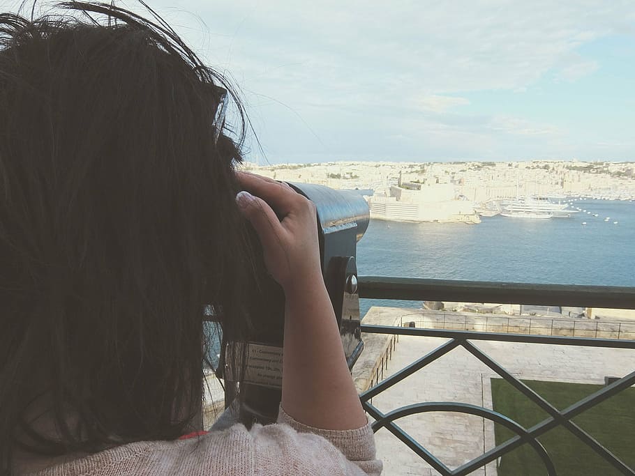 viatge, vacances, plataforma de visualització, dones, mar, viatjar, turista, aigua, una persona, persones reals, estils de vida, naturalesa, cel, activitat d'oci, dia, barana, retrat, transport, vista del darrere, a l'aire lliure, tirada al cap, núvol - cel, cabell, pentinat, 1080P