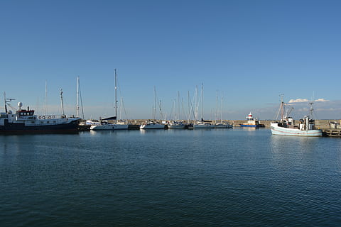 thyborøn, Dänemark, Hafen, Wasserfahrzeug, Transport, Wasser, Transportmittel, Himmel, Meer, Ufergegend, klarer Himmel, keine Leute, Tag, Blau, Segelboot, Natur, festgemacht, Seebrücke, kopieren sie platz, draußen, Reise, verankert, Yacht, Yachthafen, 5K, CC0, gemeinfrei, lizenzfrei