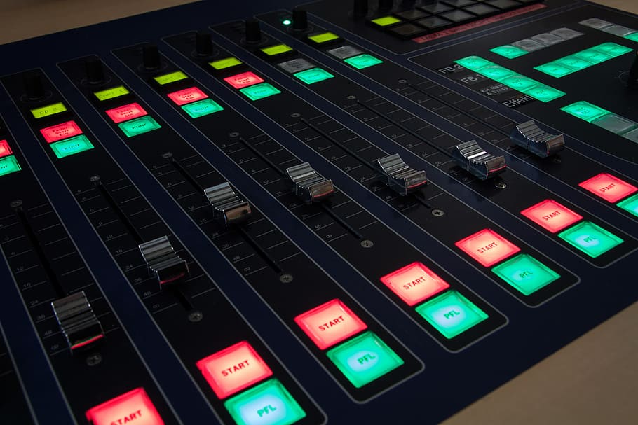 nero, verde, Audio, miscelatore, controllore, inizio, illuminazione per conferenze, studio del suono, cabina dei diffusori, direttore, trasferimento di informazioni, immagini, suono, testo, onde elettromagnetiche, rete radio, comunicazione, illuminato, tecnologia, pannello di controllo, i media, variazione, controllo, avvicinamento, in casa, multicolore, nessuno, attrezzatura per la registrazione del suono, equipaggiamento audio, attrezzatura, musica, mixer audio, macchinario, pulsante, colore verde, premi il bottone, cultura artistica e intrattenimento, complessità, 4K