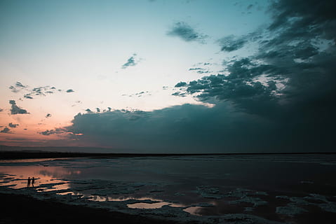 legeme, vand, blå, hvid, overskyet, himmel, silhuet, mand, kvinde, stående, havkyst, sol, sæt, strand, solnedgang, Sky, natur, humør, farve, afspejling, person, californium, salt fladt, storm, sky - himmel, skønhed i naturen, scenics - natur, rolig scene, ro, hav, ingen mennesker, idyllisk, ikke-urbane scene, udendørs, jord, 5K, CC0, offentligt domæne, royaltyfrie