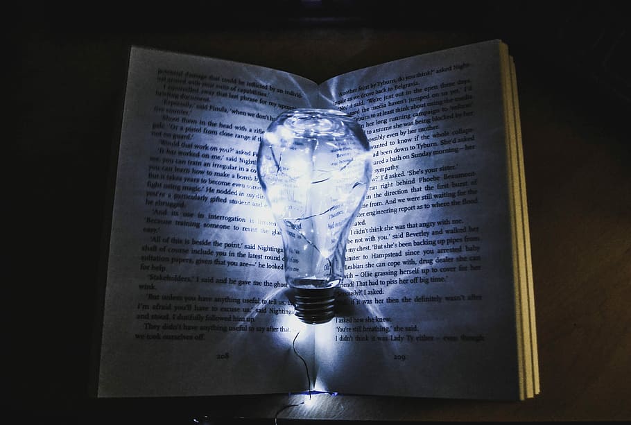 lampadina, luci di stringa, pagina del libro, mezzo, libro, luce, idea, luce fata, luminosa, in casa, testo, nessuno, comunicazione, pubblicazione, carta, luce - fenomeno naturale, avvicinamento, sceneggiatura occidentale, Aperto, formazione scolastica, girato in studio, religione, ombra, emozione, buio, illuminato, vista dall'alto, sfondo nero, 4K